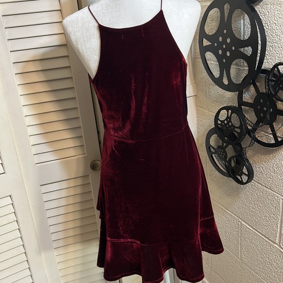 ALTAR’D STATE M gorgeous wine colored minidress with velvety feel - Picture 5 of 9